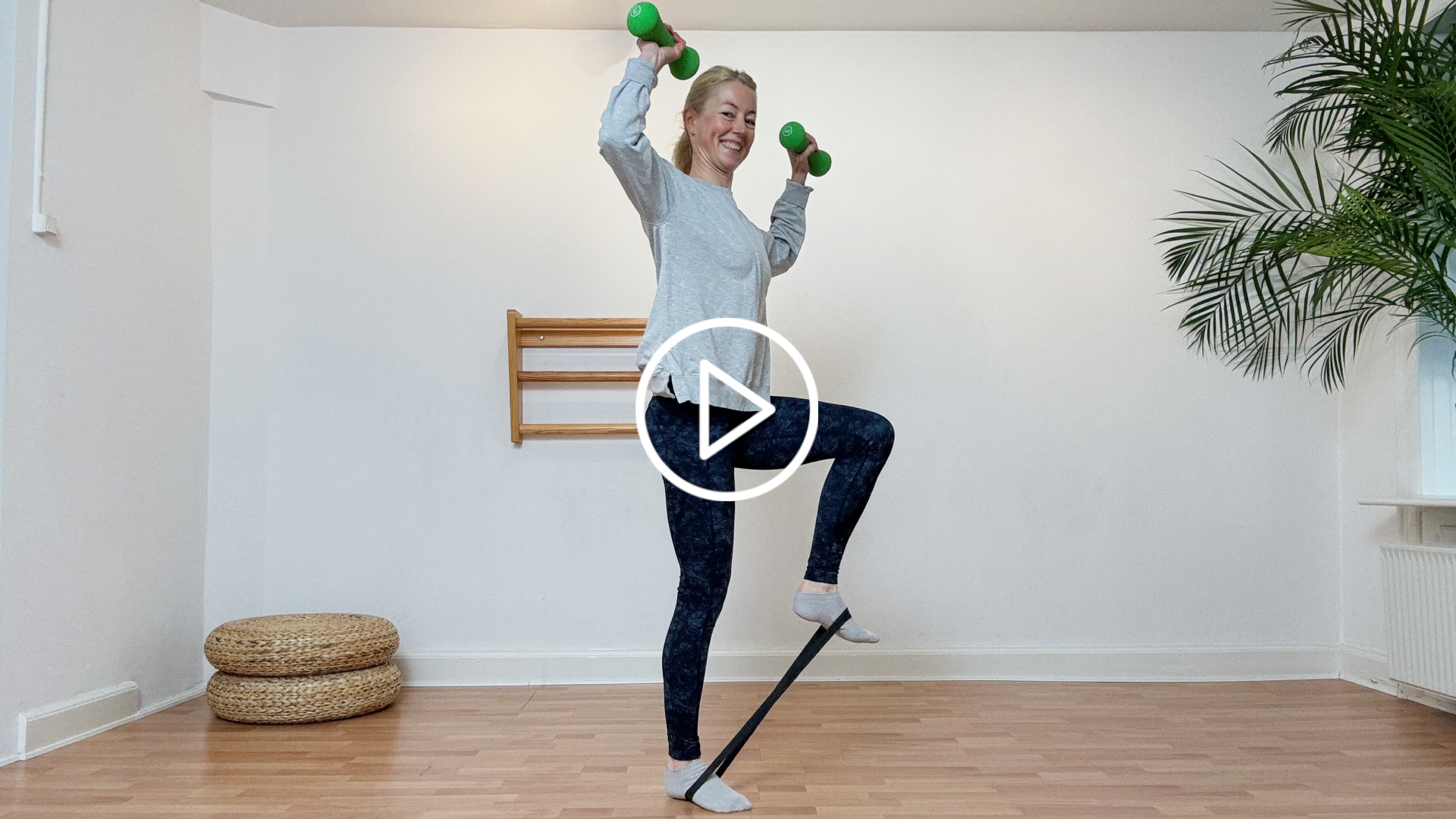 Malou Deichmann hos Neuromuscular Workout viser en puls og styrke workout med udstyr