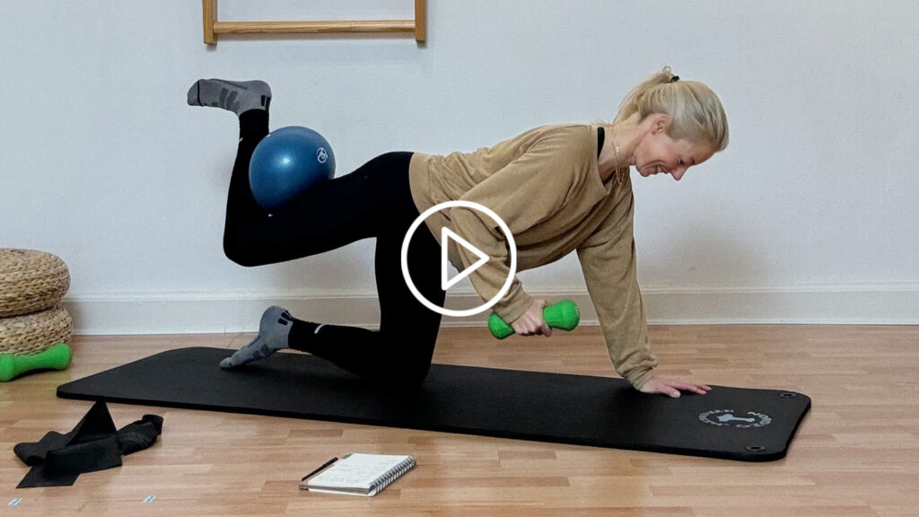 Malou Deichmann hos Neuromuscular Workout ONLINE viser en kærne og arme workout med udstyr